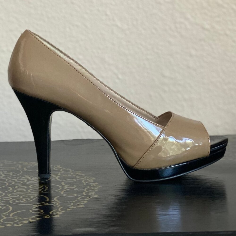 Nine West Tan and Black Peep Toe Heel, size 8